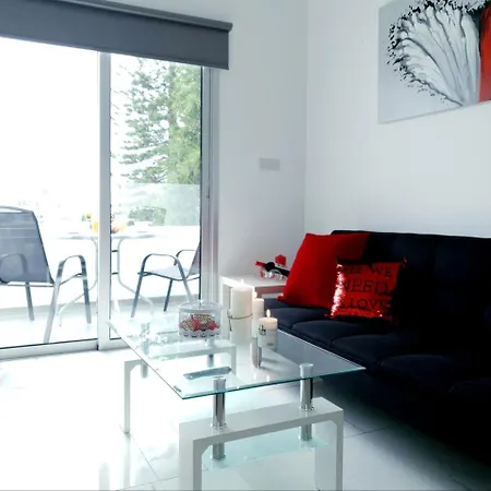 Luxury Rose Suites أيا نابا
